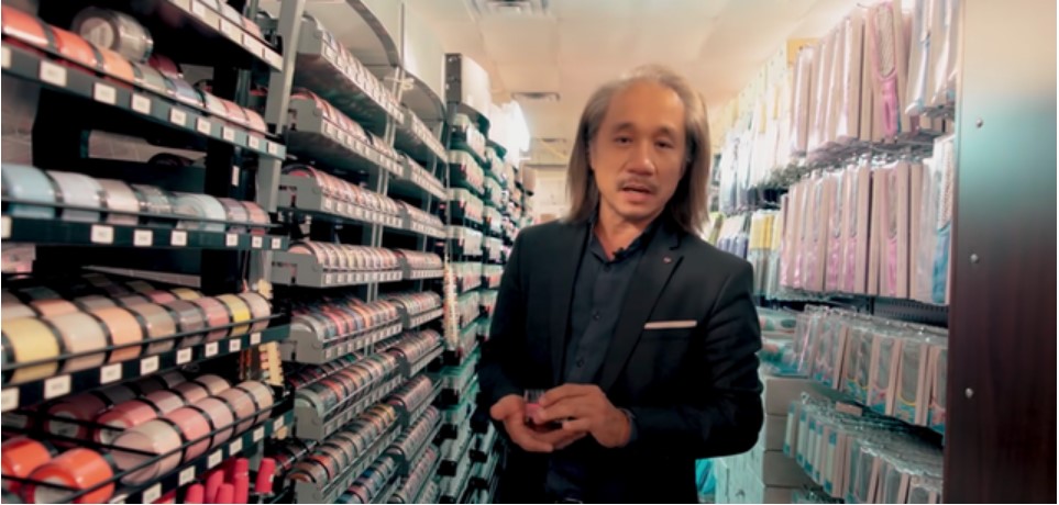 Charlie Tôn Quý trong một cửa hàng Regal Nails của mình