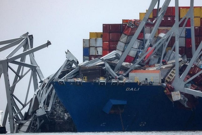 Cây cầu đổ sập đè lên tàu container Dali. Ảnh: Reuters