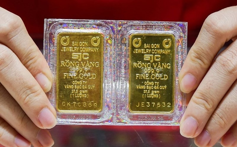 Giá vàng nhẫn và vàng miếng cùng bật tăng mạnh mẽ khi giá vàng thế giới lên cao nhất mọi thời đại. 
