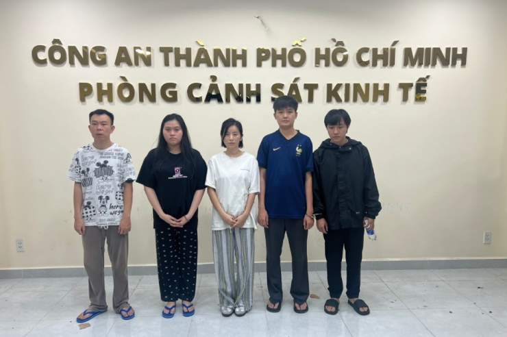 Các đối tượng bị khởi tố, trong đó Miss Audition Ngọc Anh  (áo trắng, ở giữa). Ảnh: Công an cung cấp.