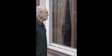 A Retired Mailman Saw a Dog Behind the Window of a Police-Sealed House—What Officers Found Upstairs Changed Everything